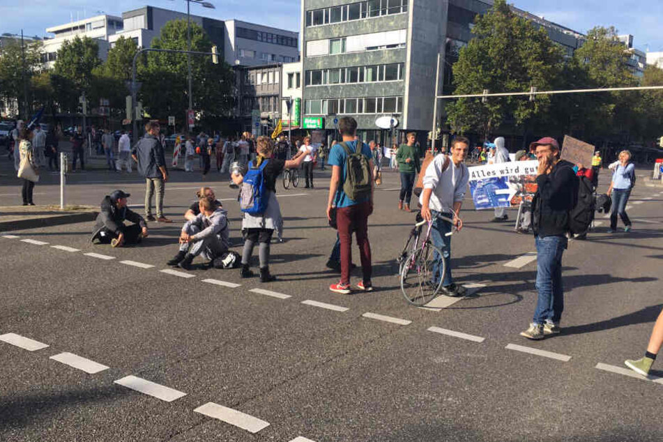 Demonstranten blockieren die Kreuzung Rotebühlplatz/Theodor-Heuss-Straße.