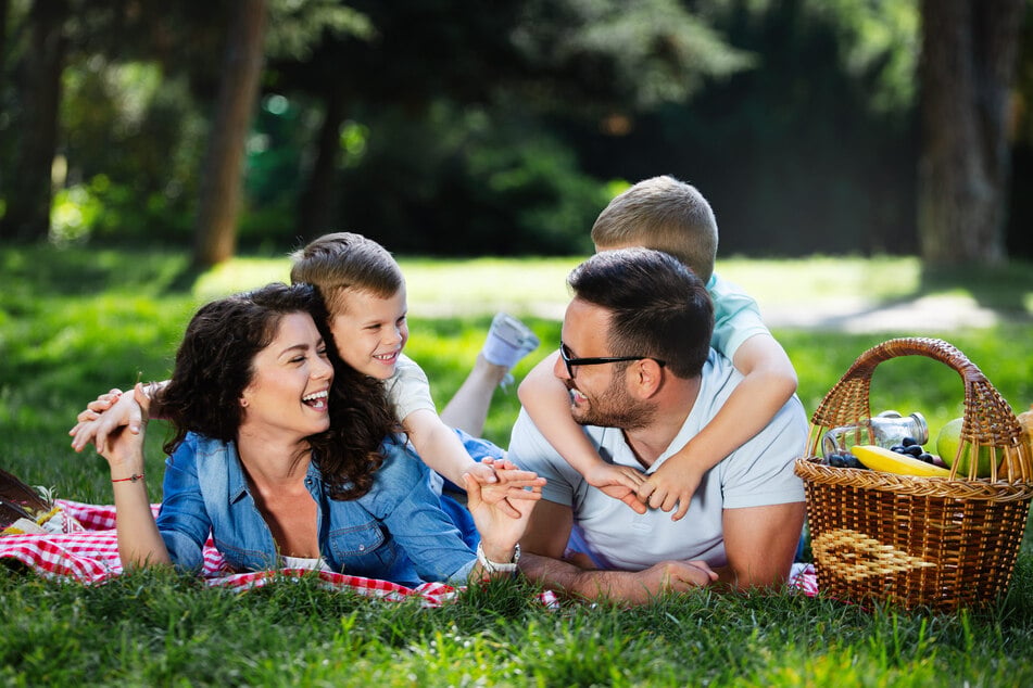 Beim Picknick im Klosterpark Altzella sorgen Livemusik und entspannte Sommerstimmung für einen besonderen Familienausflug. (Symbolfoto)
