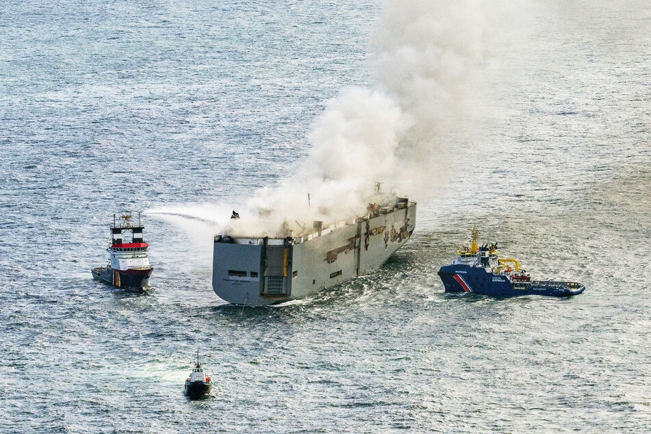 Die Brandbekämpfung auf dem riesigen Schiff gestaltet sich schwierig und könnte noch Tage oder Wochen andauern.