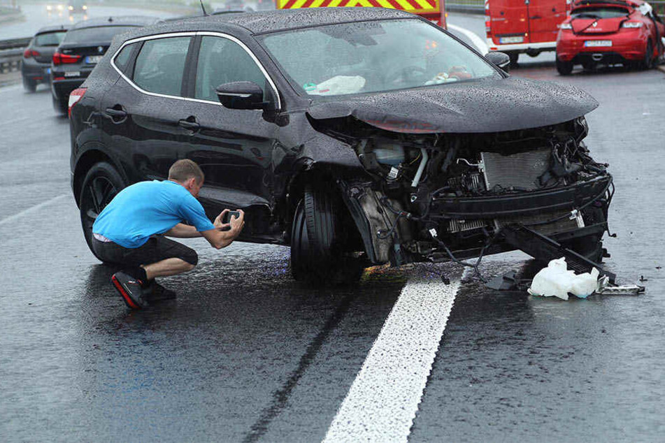 Auf der A4 stießen ein Renault und ein Nissan aufeinander.