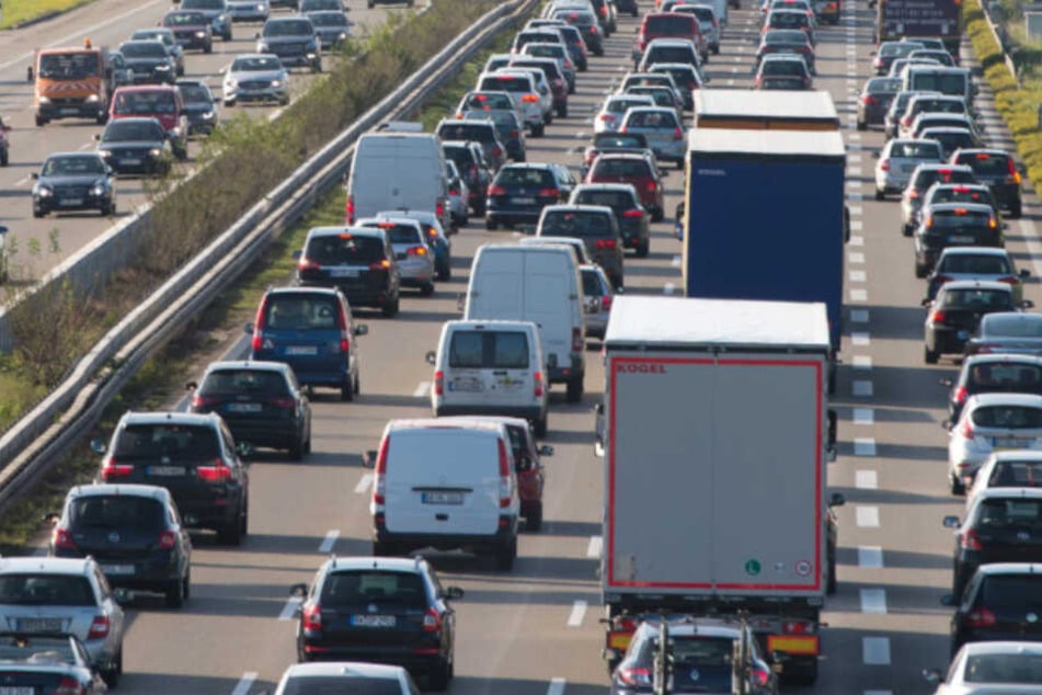 Sattelzug Landet Im Acker Sperrung Und Stau Auf A6 Tag24