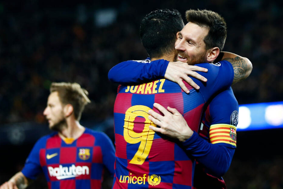 Lionel Messi bedankt sich bei Luis Suarez für die Vorlage zum 2:0.