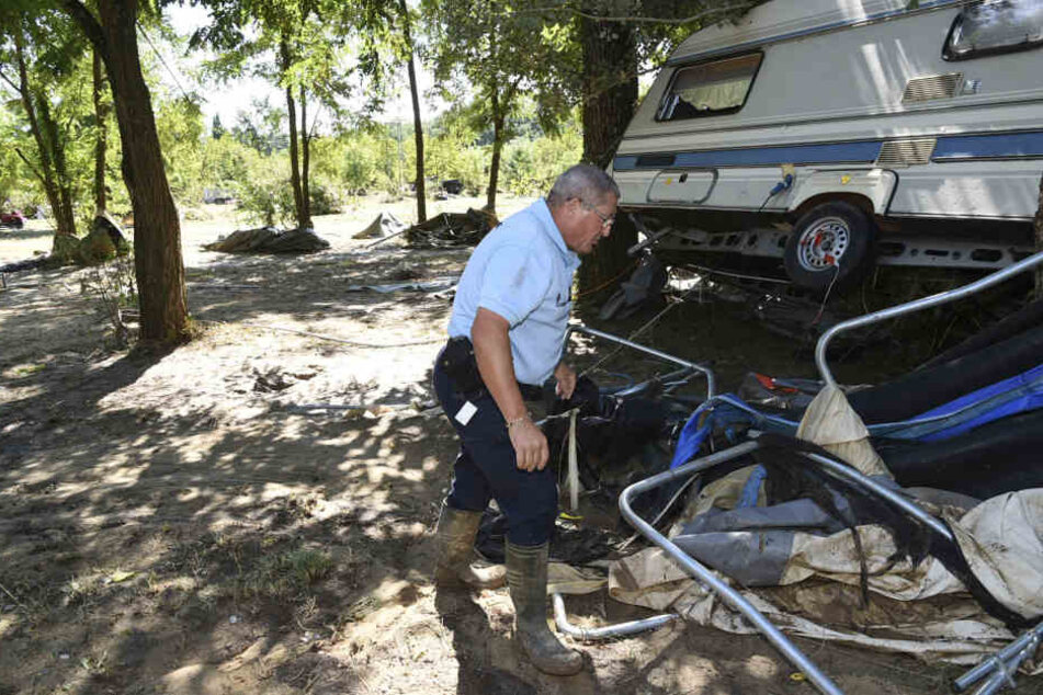 Ein französischer Polizist untersuchte einen Wohnwagen auf dem Campingplatz.