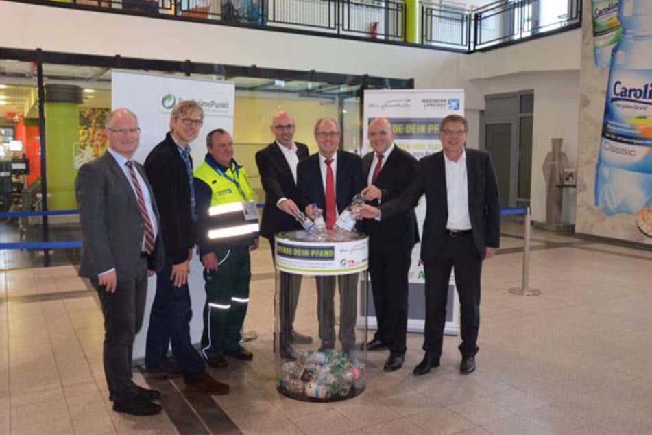 Die Initiatoren der
Aktion "Spende dein Pfand": Horst-Hermann Müller,
Roland Hüser, Manfred Müller, Norbert
Völl, Edmund
Richter, Joachim Veenhof und Detlef
Müller (von links).