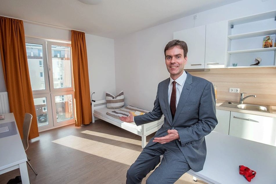 Hier lädt der Chef persönlich ein: Ulrich Krantz (40) in einem der schicken Studenten-Appartements in der Schillerstraße.