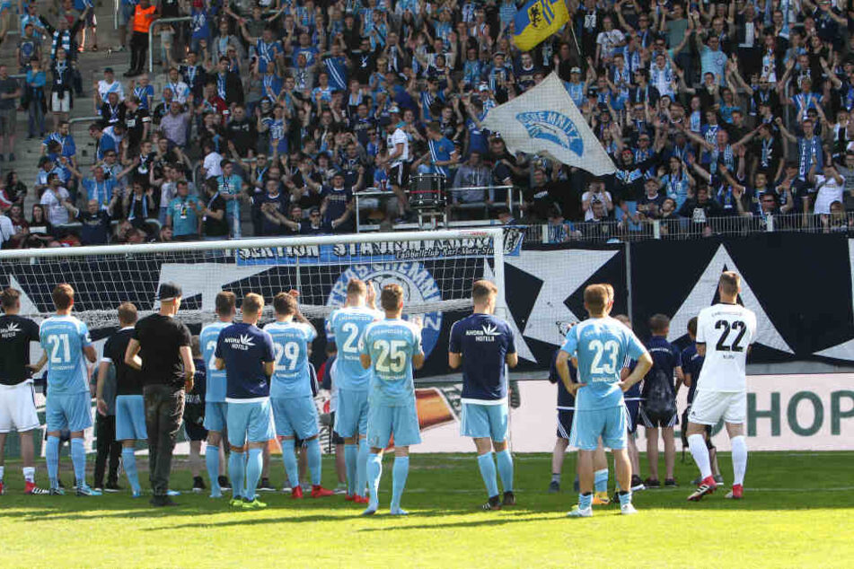 Trotzdem gefeiert: Minutenlang jubelte die CFC-Südkurve den "Himmelblauen" nach ihrer Niederlage gegen Preußen Münster zu.
