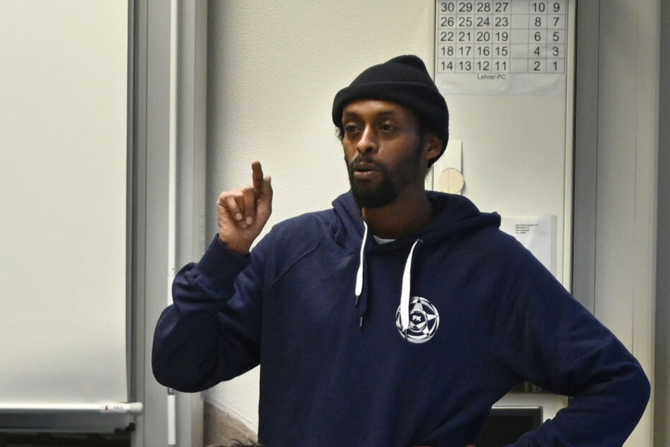 Der Rapper Afrob spricht bei einer Veranstaltung.