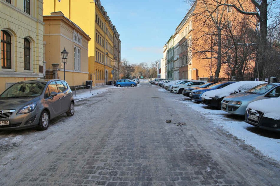 Bis zu dreimal länger als normal ist der Bremsweg auf diesem
Kopfsteinpflaster in der Seminarstraße in der Friedrichstadt. Dieses Jahr wird
es ausgetauscht.