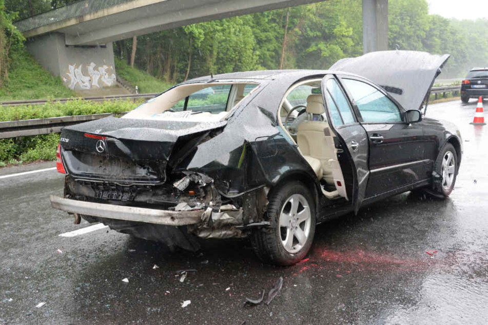 Die Frau krachte mit ihrer Mercedes A-Klasse auf eine Mercedes E-Klasse.