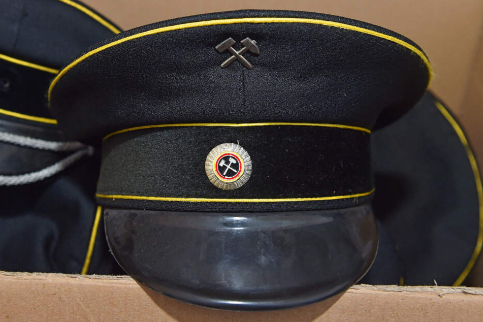 Glück auf! Eine Mütze der Bergbau-Uniform mit den typisch gekreuzten Hämmern.