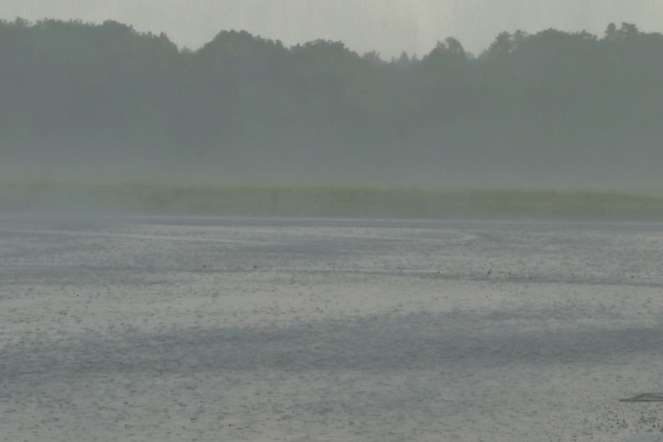 Unwetteraufzug mit extremen Starkregen am Störmthaler See.
