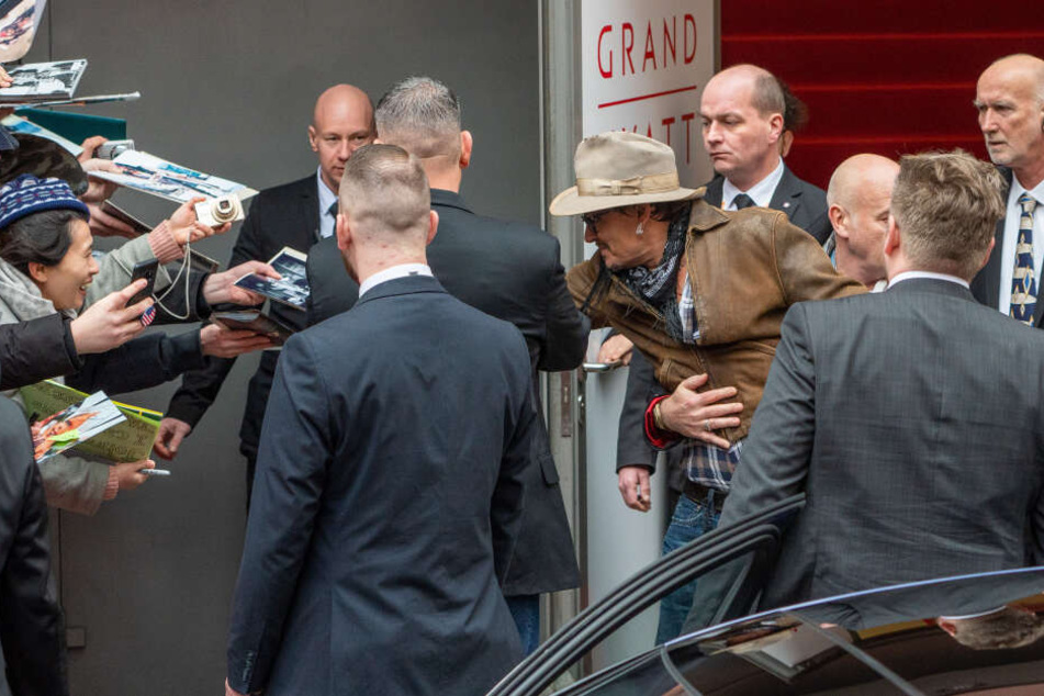 Johnny Depp gab Autogramme.