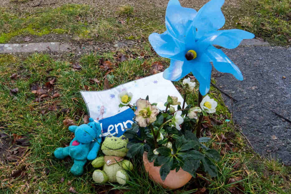 Spielzeug, Blumen und Kuscheltiere erinnern an den verstorbenen Jungen.