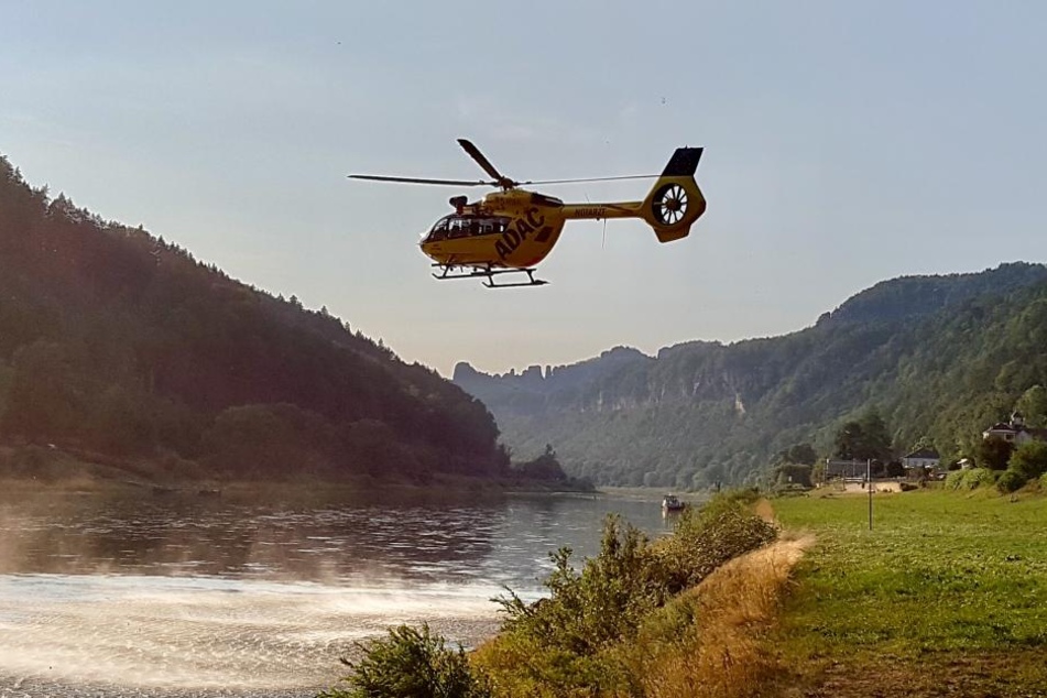 Der Hubschrauber flog die Frau sofort ins Krankenhaus nach Sebnitz.