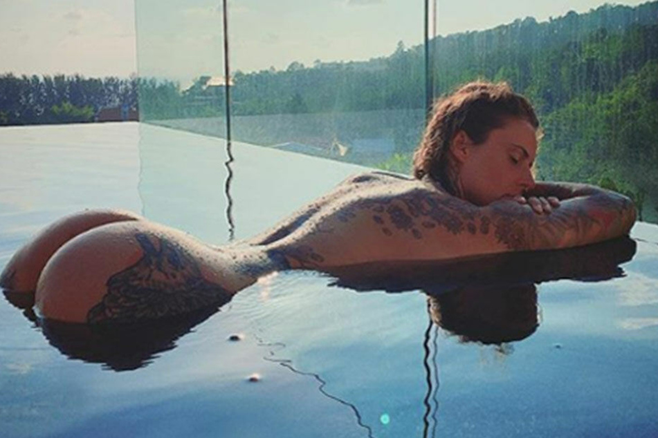 Jennifer Weist entspannt sich im Pool in Thailand.
