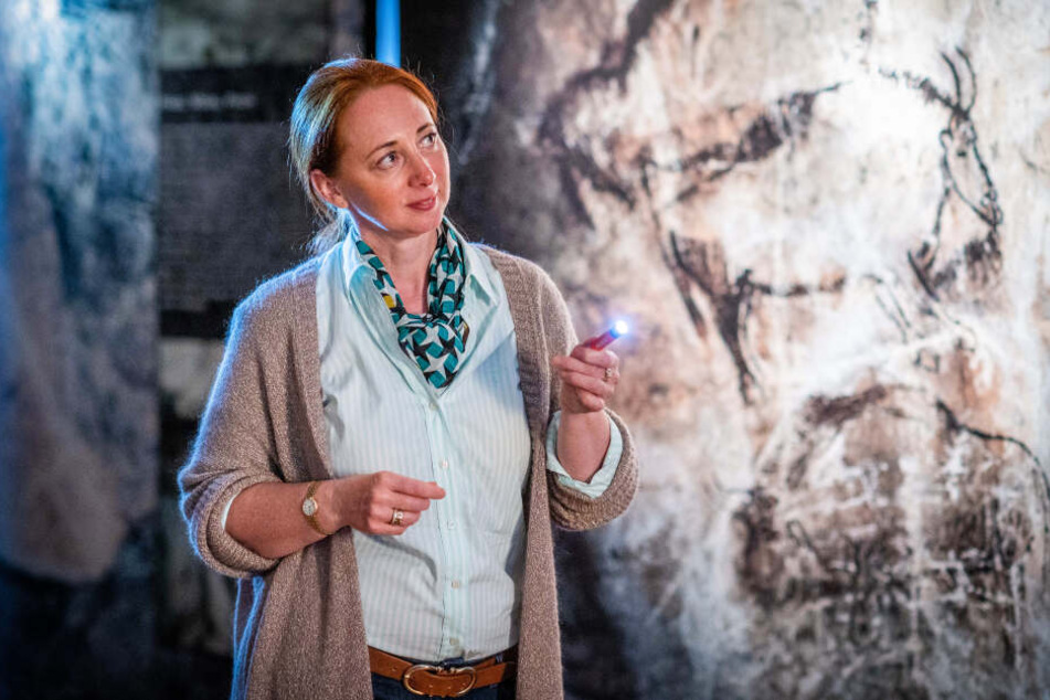 Schloss-Chefin Patrizia Meyn (46) holte die Fotografien als Leihgabe aus dem Neanderthal-Museum Mettmann.