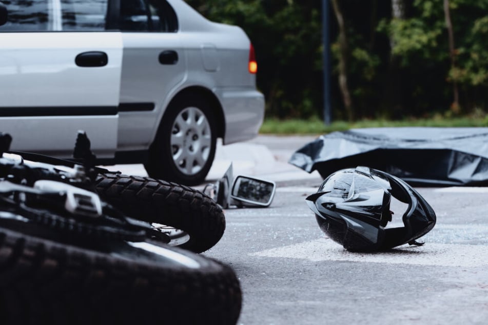 Der Motorradfahrer stürzte und krachte auf ein Auto. (Symbolbild)