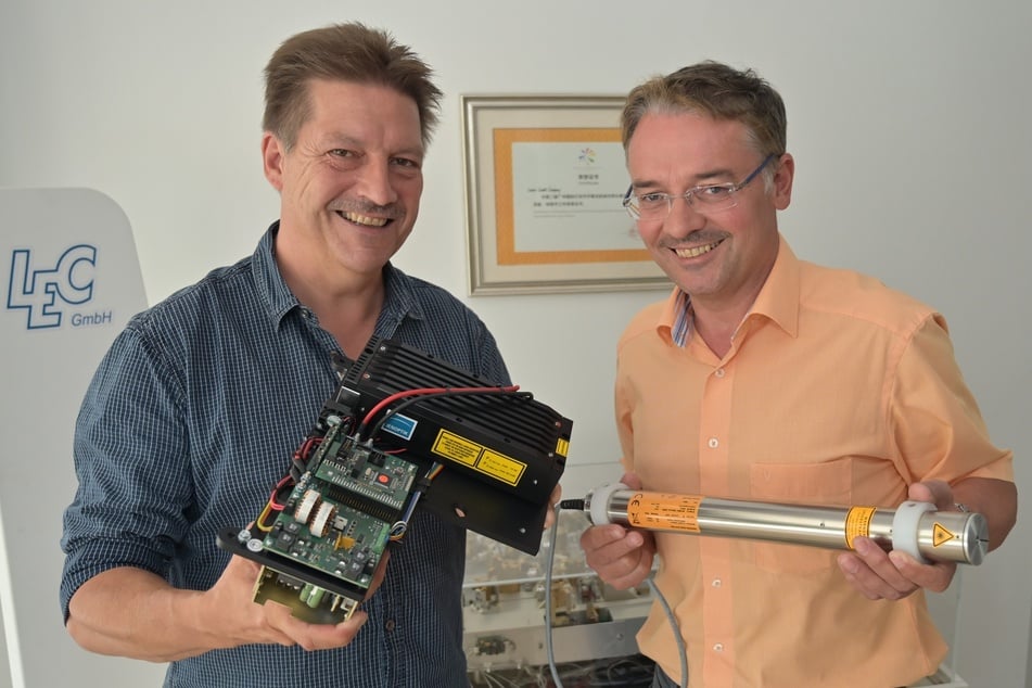 Laserexperten der LEC GmbH: General Manager Fred Kallweit (61, l.) zeigt den Lachslaser samt Steuergerät und Netzteil sowie Geschäftsführer Enrico Oswald (58) mit seinem "Laserschwert", ein spezieller Messlaser.
