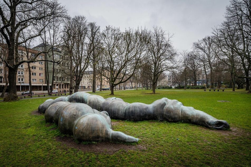 Der "Darm" verlässt Chemnitz. Das Kunstwerk auf dem Schillerplatz wird ab Montag abgebaut.