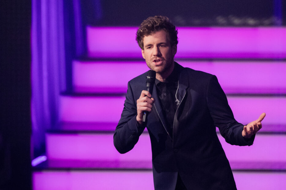 Warum sich der Komiker Luke Mockridge im Fernsehgarten so unprofessionell verhielt, darüber hüllte er sich bislang in Schweigen.