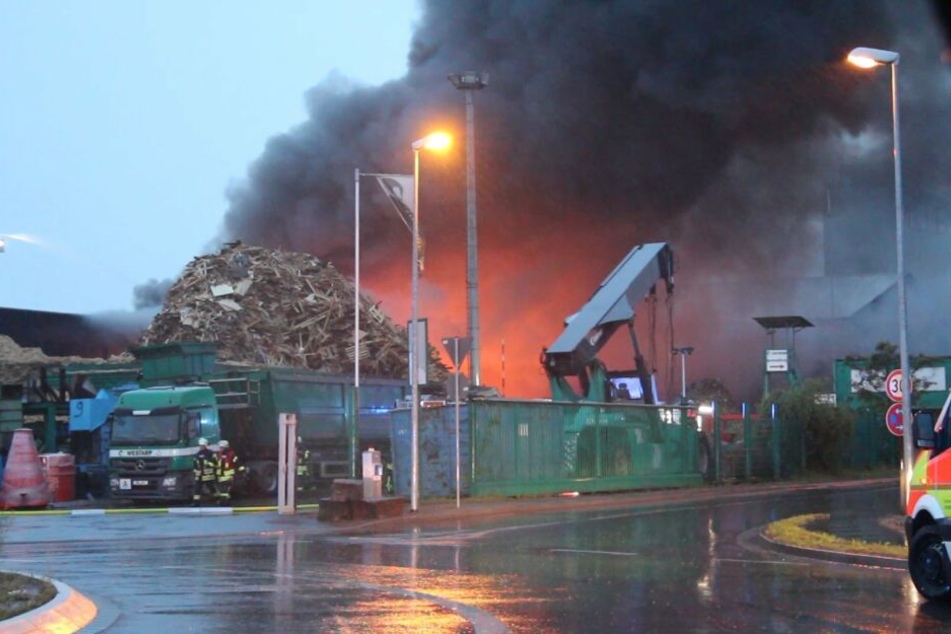 Dunkler Rauch steigt vom Gelände der Recyclingfirma auf.