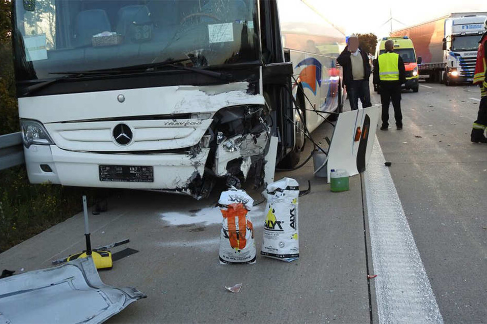 Der VW prallte gegen den Bus, der dabei ebenfalls beschädigt wurde.