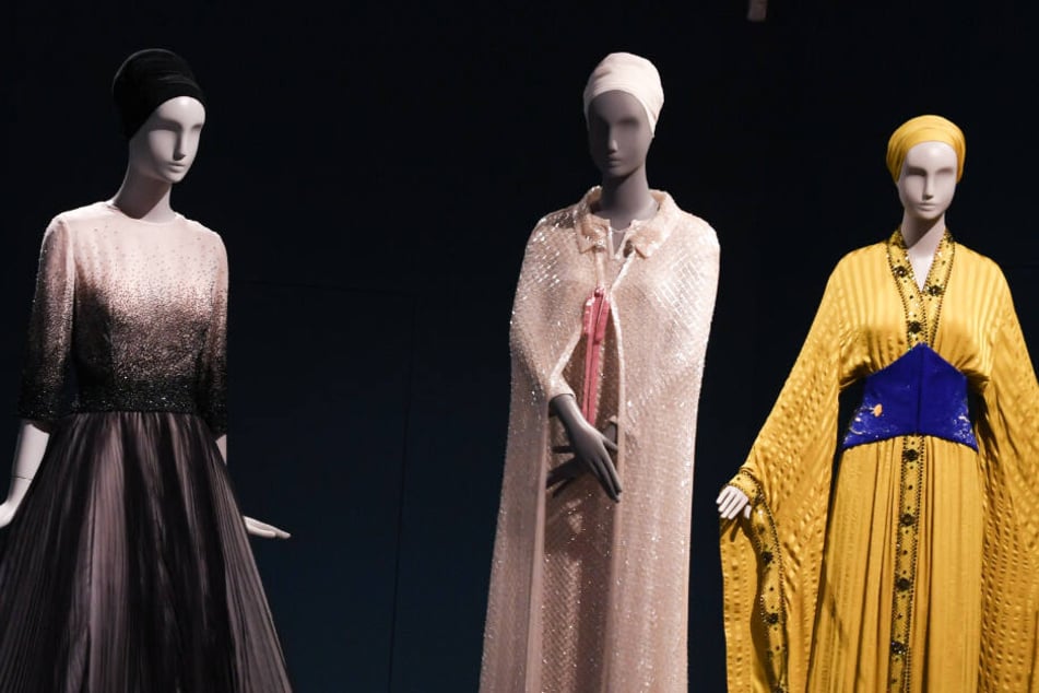Diese Haute-Couture-Exponate sind in der Ausstellung "Muslim Fashions" im Frankfurter Museum Angewandte Kunst zu sehen.