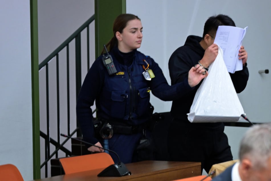 Ein Student aus China steht vor Gericht, weil er seine Freundin betäubt und missbraucht haben soll. Zu Beginn des Prozesses schwieg er - dann räumte er die Taten ein.