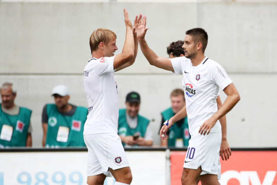 Schlag ein: Ein erfolgreiches Duo in der Offensive: Jan Hochscheidt (l.) und Dimitrij Nazarov trafen in dieser Saison je zweimal. Nicht nur deshalb sollen sie bis 2023 gehalten werden.