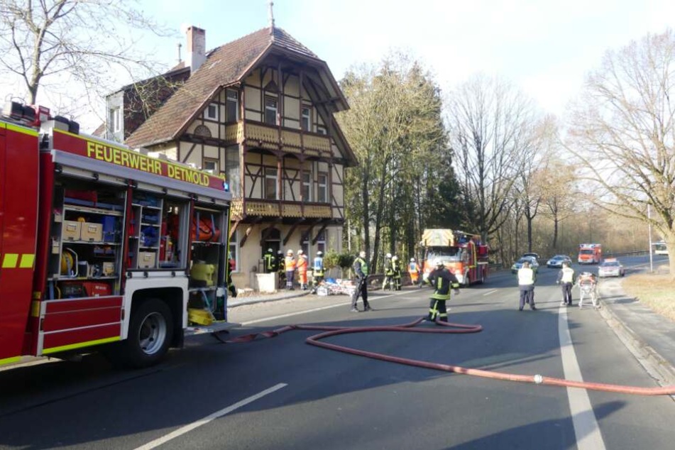 Die Paderborner Straße wurde für die Zeit des Einsatzes vor Ort komplett gesperrt.