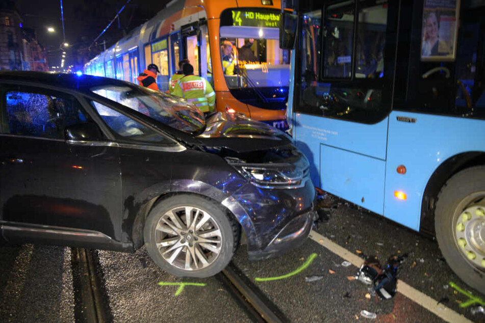 Dieser Wagen sowie die Tram und der Bus knallten ineinander.