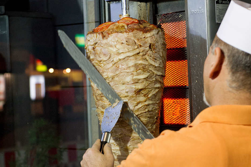 Ein in einem Waschbecken abgelegter Dönerspieß hat in der Nacht zu Donnerstag einen handfesten Streit ausgelöst. (Symbolbild)