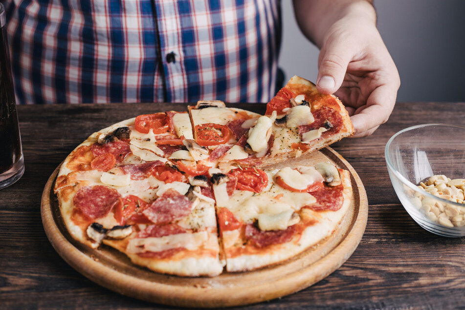 Auch auf sein Lieblingsgericht, Pizza, verzichtete der Mann nicht: Er plante die Kalorien in seinen täglichen Bedarf mit ein. (Symbolbild)