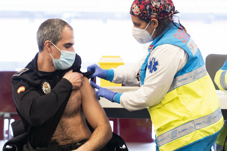 Einem Polizeibeamten wird der Impfstoff von AstraZeneca gegen Covid-19 in Madrid verabreicht.