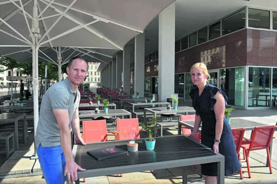 Mitten im Sommergeschäft wird an der Terrasse gebaut: Olaf Kranz (39) und Jana Wittig (43) von der "Palastecke" müssen umräumen.