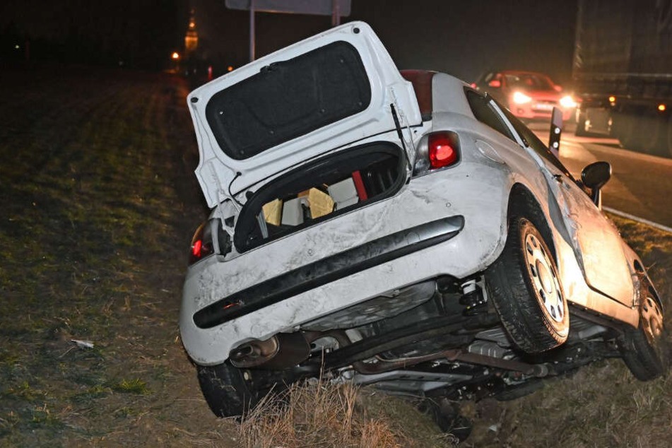 Der weiße Fiat 500 blieb im Straßengraben hängen.
