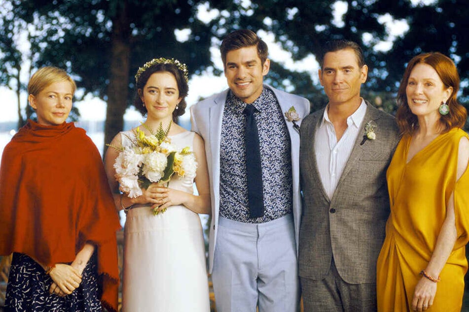 Von links: Isabel (Michelle Williams), das Brautpaar Grace (Abby Quinn) und Jonathan (Alex Esola) sowie deren Eltern Oscar (Billy Crudup) und Theresa Young (Julianne Moore) lassen sich während der Hochzeit gemeinsam fotografieren.