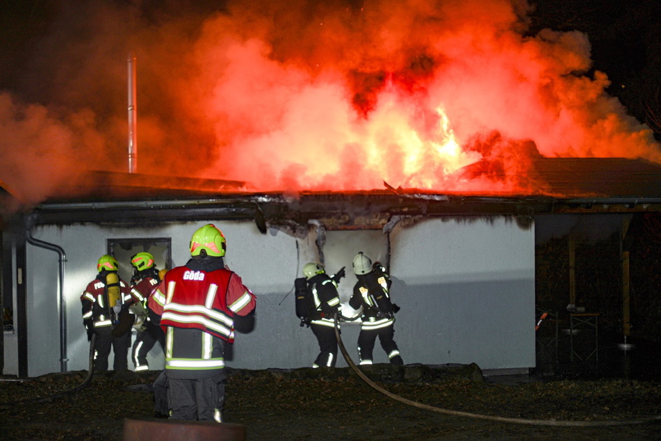 Als die Feuerwehr ankam, stand der Jugendclub bereits in Vollbrand.