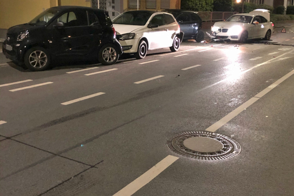 Der BMW-Fahrer beschädigte drei geparkte Autos.