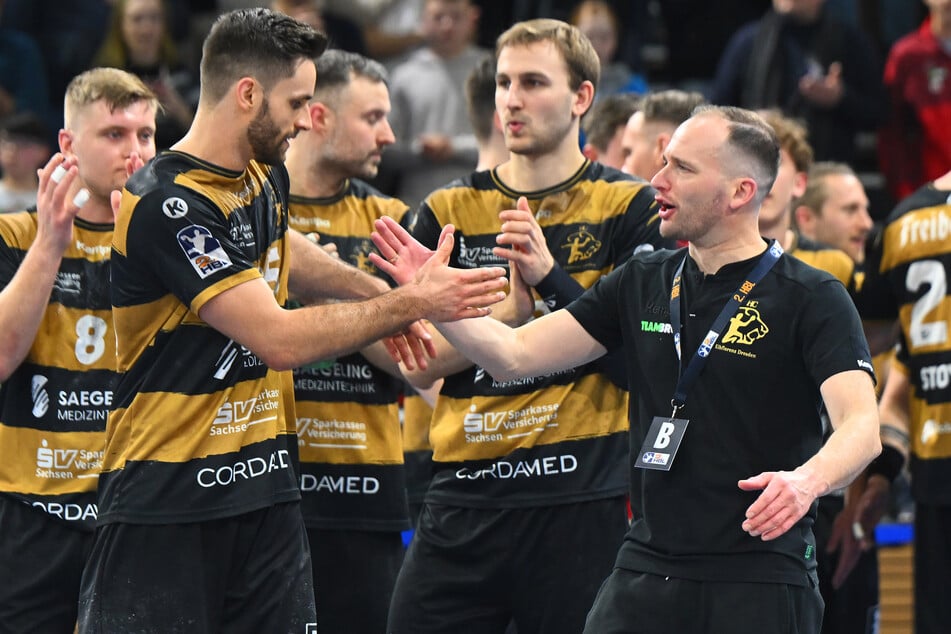 Kapitän Sebastian Greß (30, l.) und Coach André Haber (39, r.) können sich über eine erstmals ausverkaufte Arena freuen.