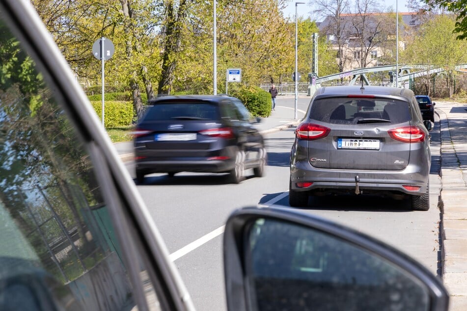 An der Rembrandtstraße standen die mobilen Blitzer 2025 oft zwischen parkenden Autos.