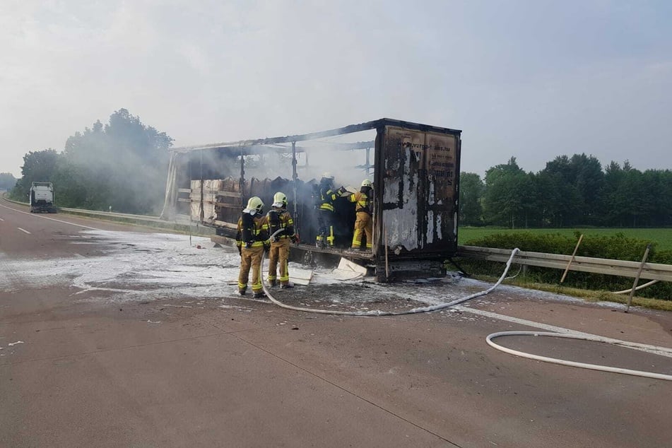 Kameraden der Feuerwehr versuchen letzte Glutnester zu löschen.