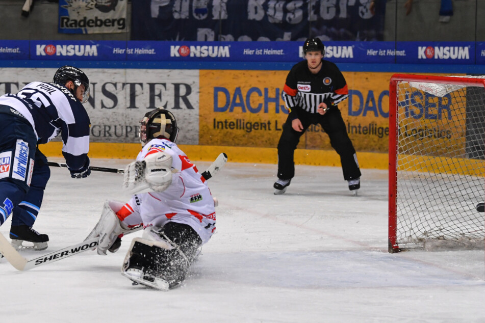 Erst schoss Petr Pohl mit einem Penalty die Dresdner in die Pre-Play-offs. Dort netzte er auch gegen Nauheims Goalie Felix Bick ein
