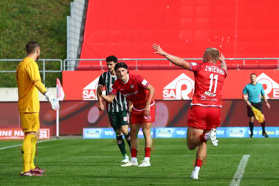 Theo Martens (r.) ist nach seinem Siegtreffer auf den Weg zu seinen Fans.