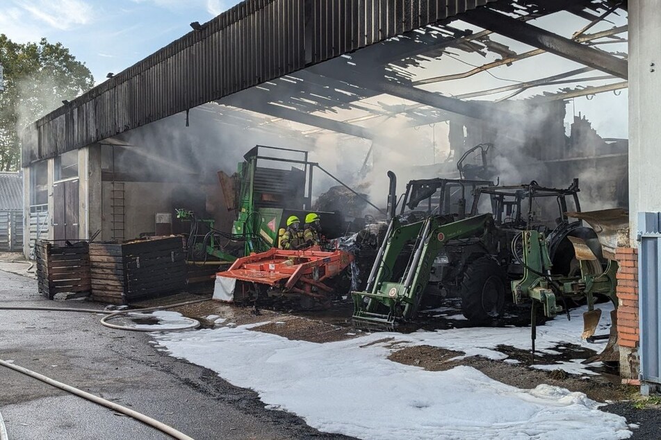 Der Brand zerstörte mehrere Landwirtschafts-Maschinen.
