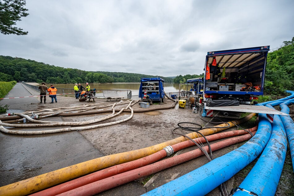 Das Technische Hilfswerk (THW) und die Feuerwehr pumpen Wasser in der Steinbachtalsperre ab. Der Damm der Talsperre drohte einstürzen.
