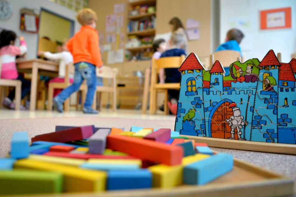 Da die Kitas in Brandenburg, entgegen dem Beschluss der Bund-Länder-Konferenz, grundsätzlich geöffnet bleiben, fordert die Gewerkschaft Verdi am Dienstag mehr Corona-Schutz für die Erzieherinnen im Land. (Symbolfoto)