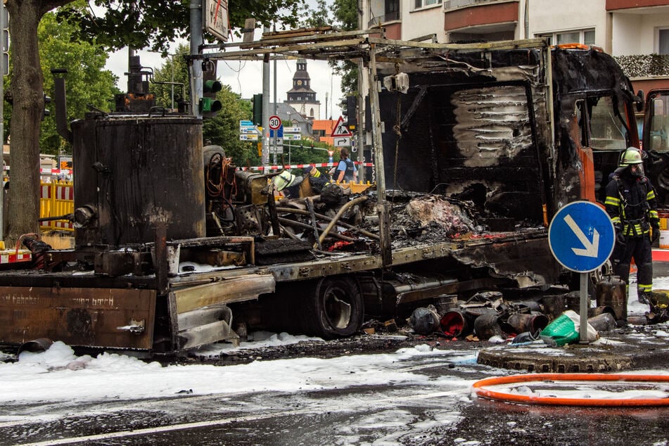 Auf dem Lkw hatten Werkstoffe Feuer gefangen, dann kam es zu der Verpuffung. Anschließend explodierte auch noch eine Gasflasche.
