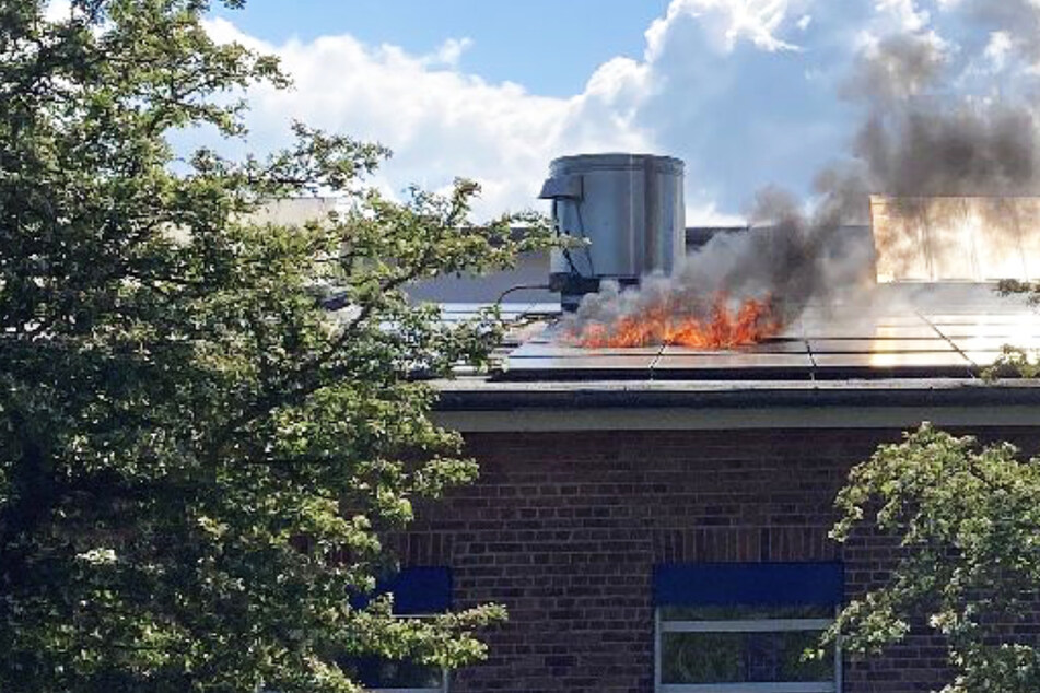 Bei dem Brand auf dem Dach eines Firmengebäudes in Bad Hersfeld entstand beträchtlicher Sachschaden: Die Polizei geht von etwa 30.000 Euro aus.