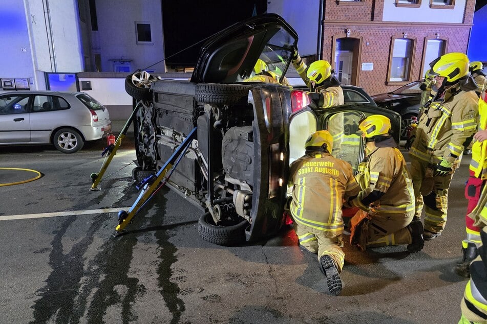 Die Feuerwehr befreite die Autofahrerin durch den Kofferraum des Unfallwagens.